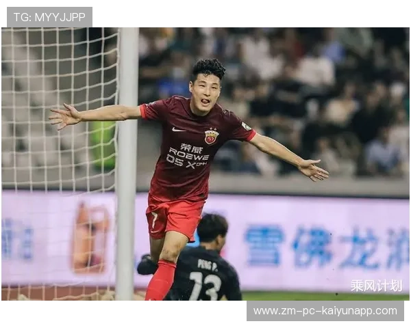 武磊反跑接球抽射入网现场掌声不断