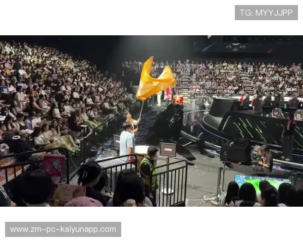 球场狂欢：球迷应援和现场互动高潮不断，球场dj