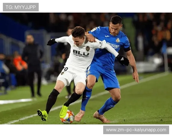 西甲场外评述，专家探讨战术变化带来控球与组织协调的提升，西甲足球场